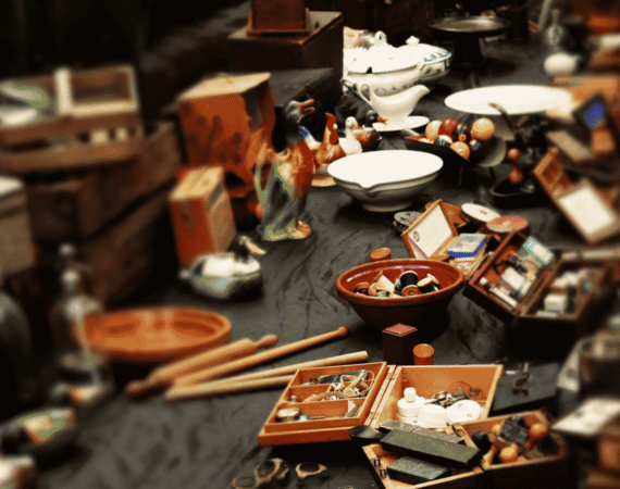 Chiner et vendre sur les brocantes, une passion intemporelle pour les chasseurs de trésors
